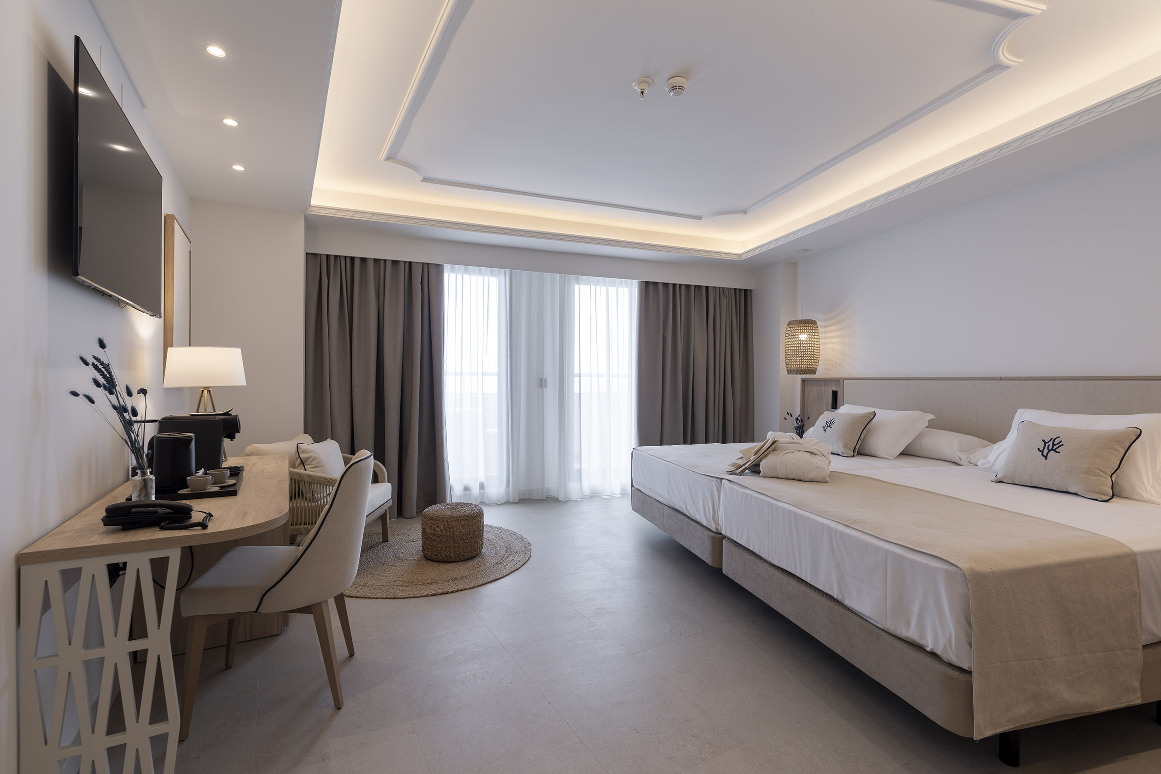 room_image.entity.field_media_image.entity.title.value room_image.entity.field_media_image.entity.alt.value