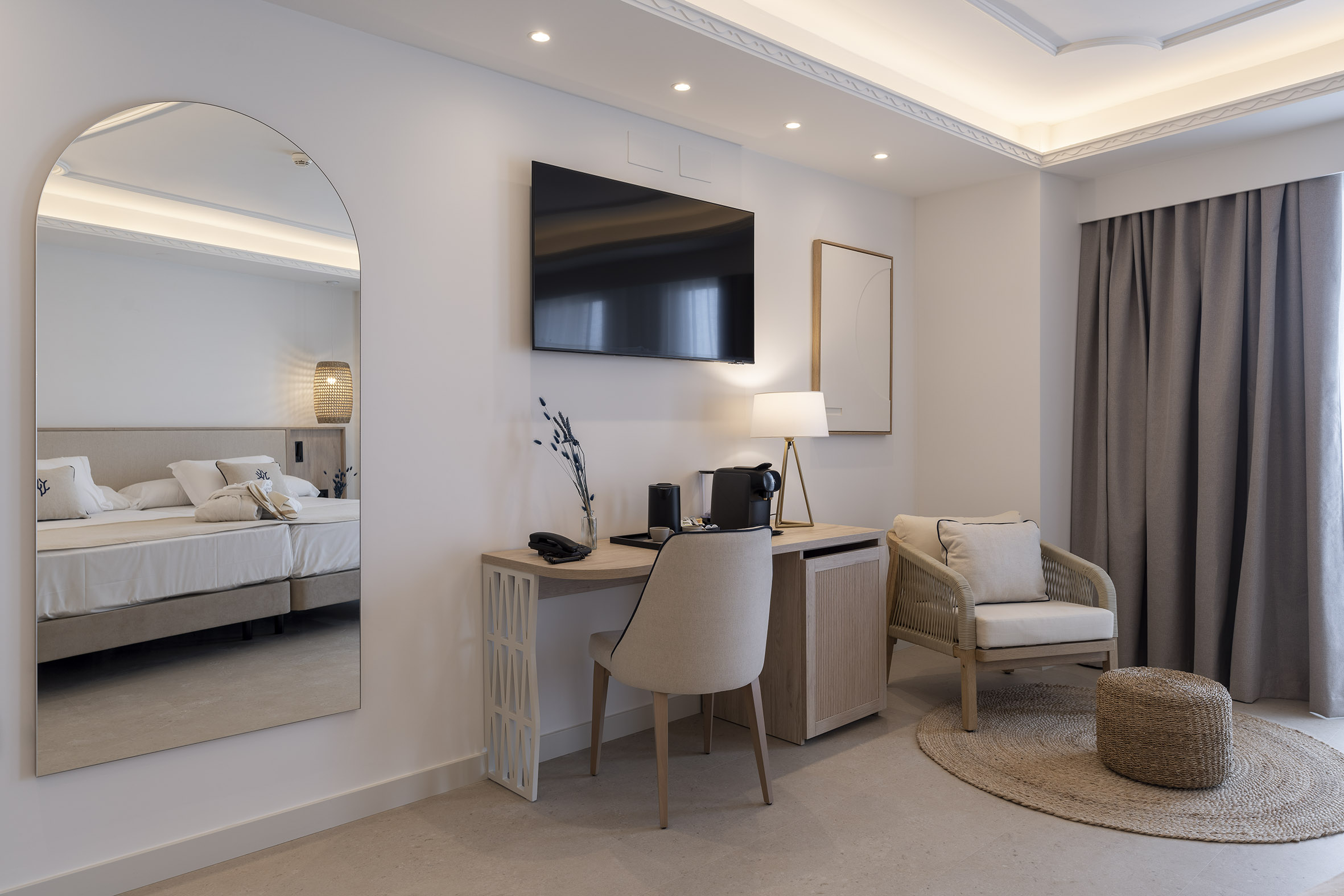 room_image.entity.field_media_image.entity.title.value room_image.entity.field_media_image.entity.alt.value