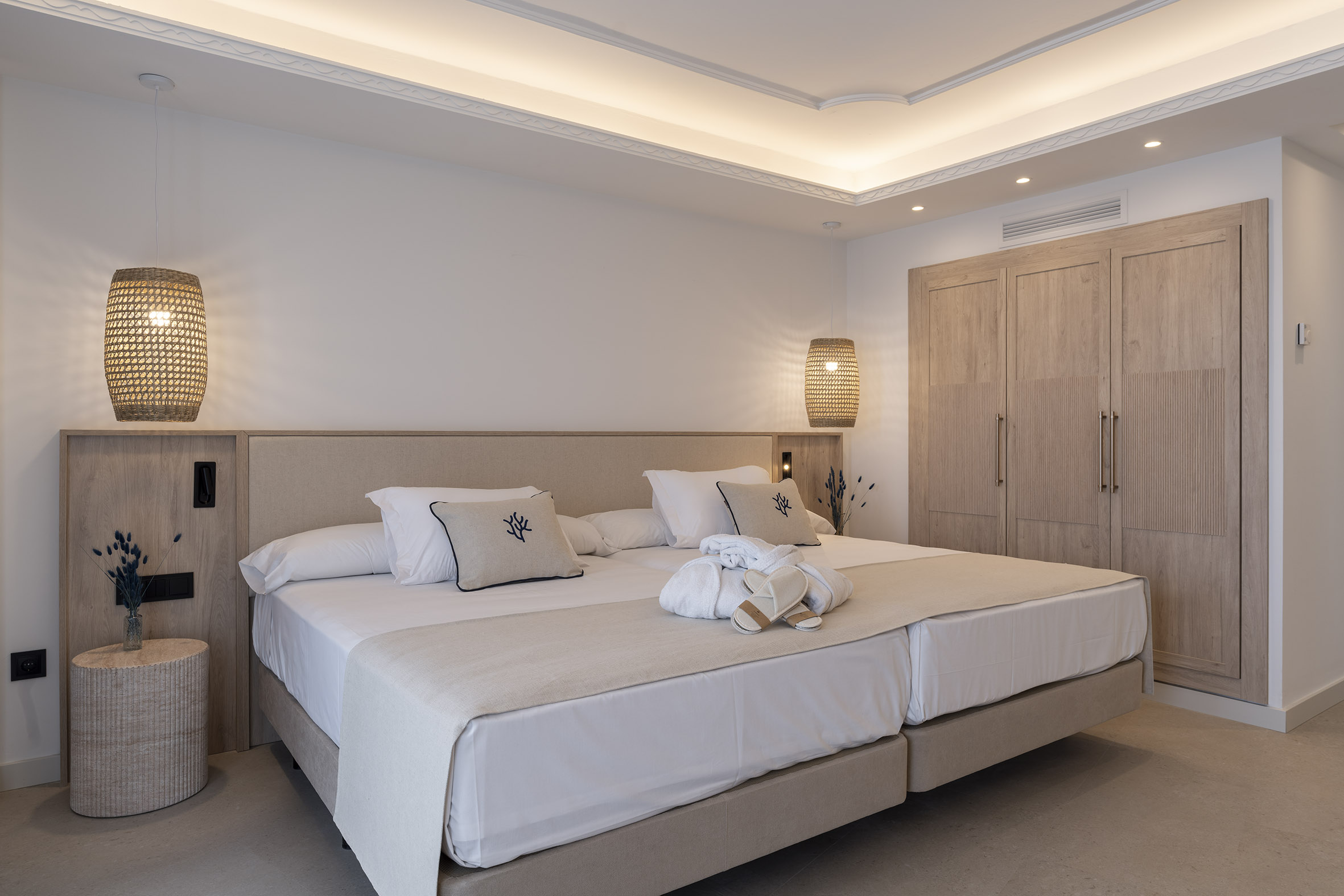 room_image.entity.field_media_image.entity.title.value room_image.entity.field_media_image.entity.alt.value