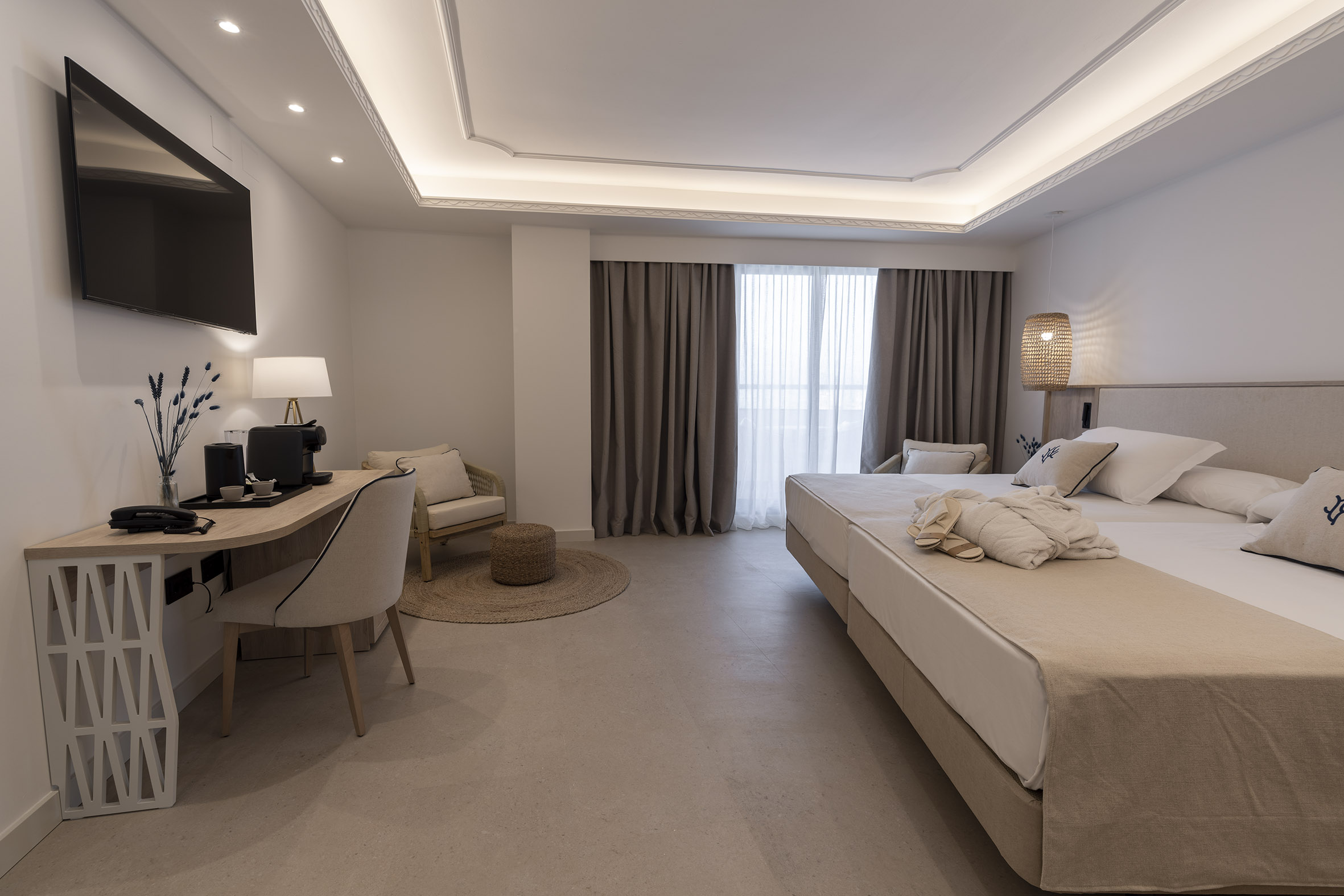 room_image.entity.field_media_image.entity.title.value room_image.entity.field_media_image.entity.alt.value