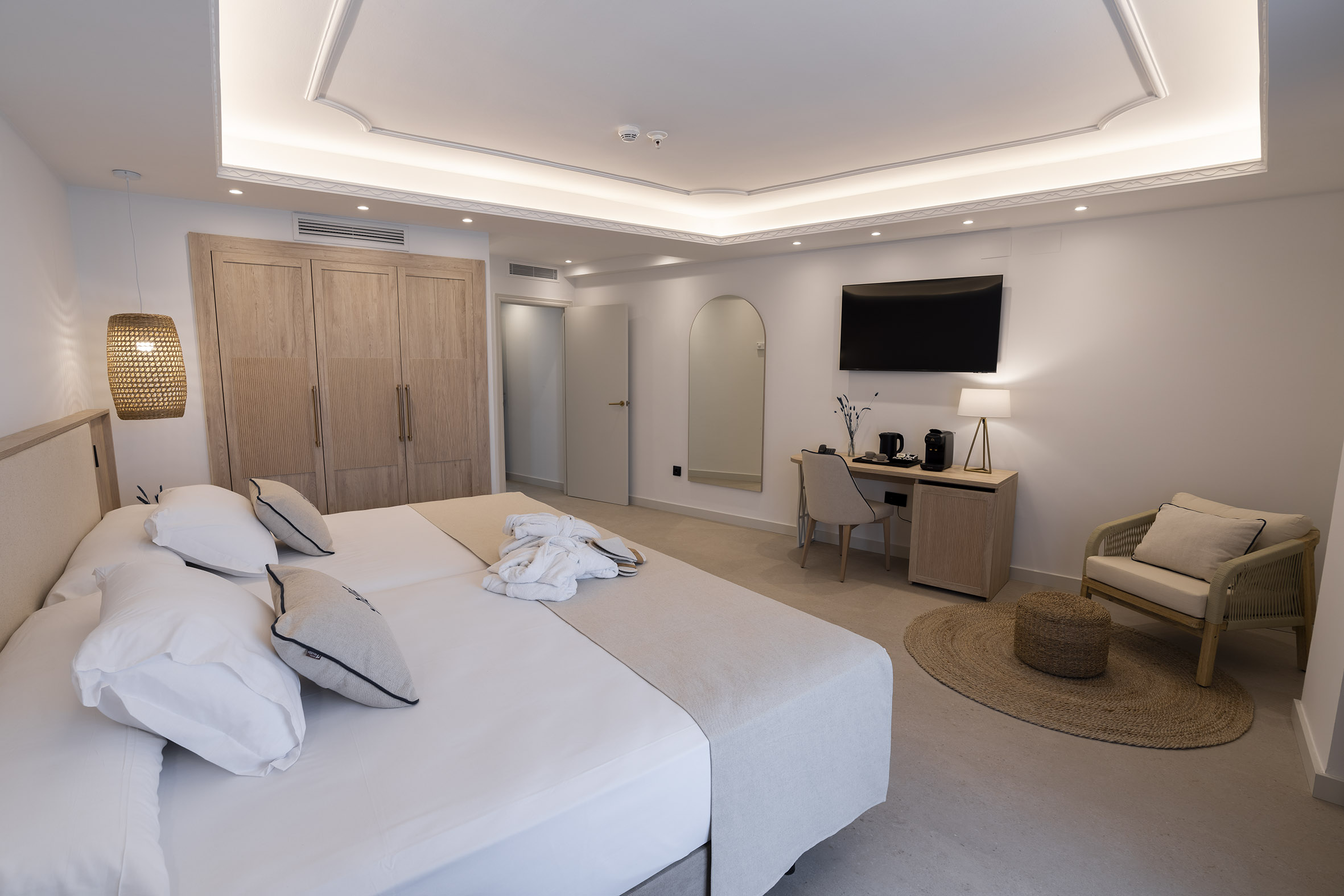 room_image.entity.field_media_image.entity.title.value room_image.entity.field_media_image.entity.alt.value