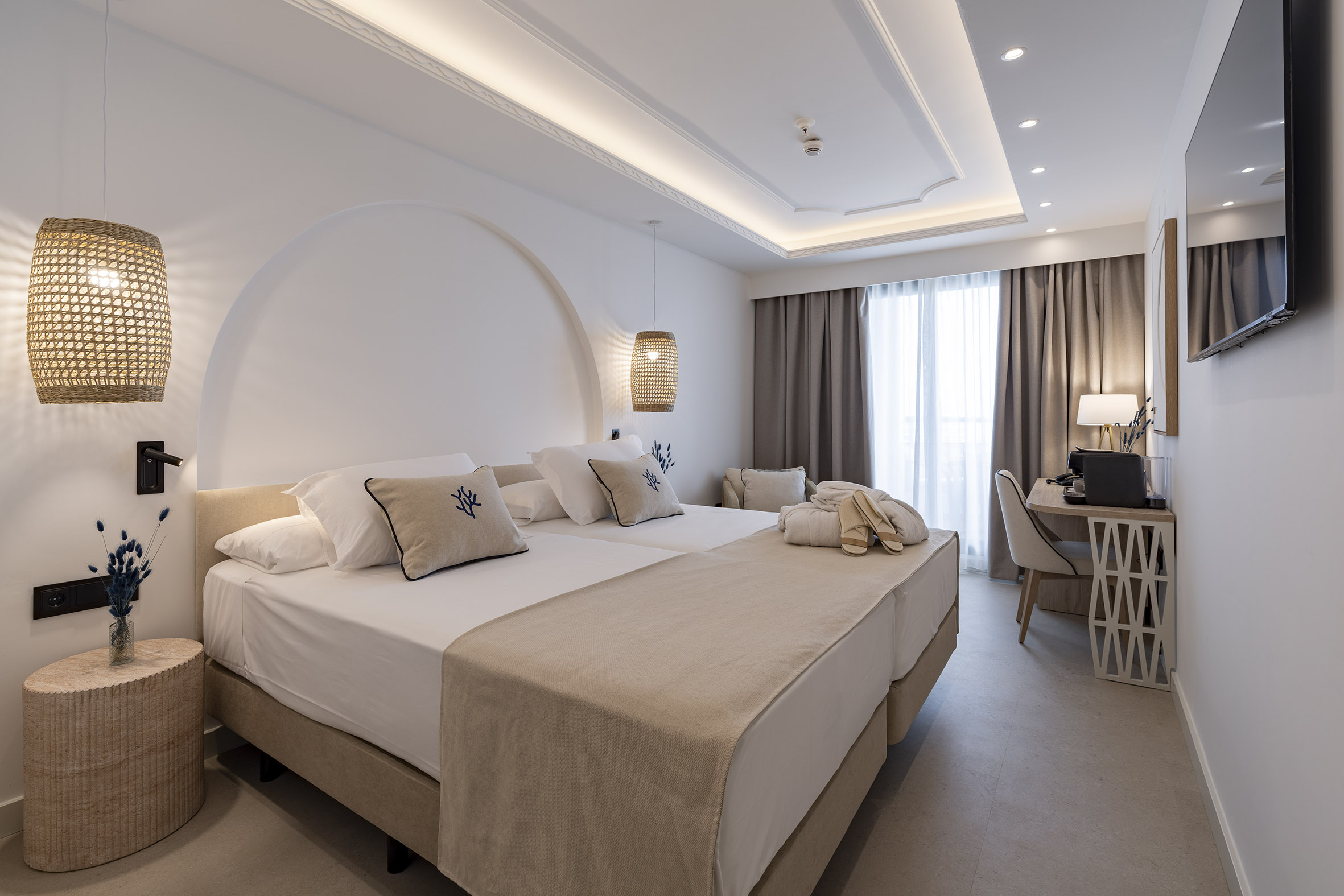room_image.entity.field_media_image.entity.title.value room_image.entity.field_media_image.entity.alt.value